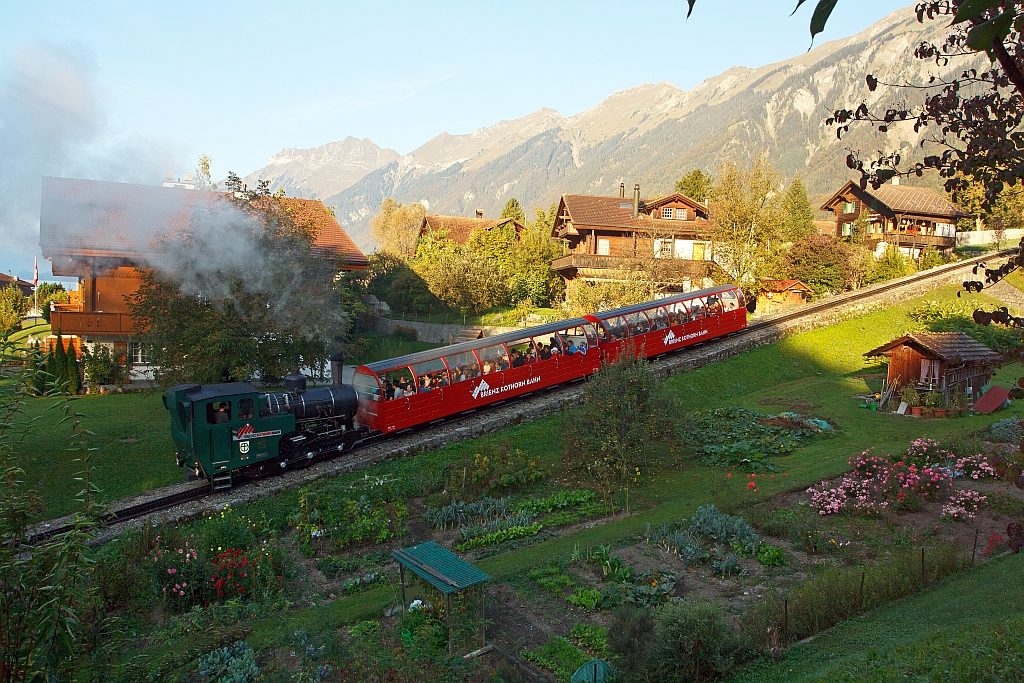 Ein Ausblick am 01.10.2011 morgens aus dem Hotelfenster, die Heiz�l befeuerte Lok 15 der BRB f�hrt von Brienz zum Rothorn (2244 m �. M.) hinauf. Die Lok wurde 1996 bei der SLM unter Fabrik-Nr. 5690 gebaut.