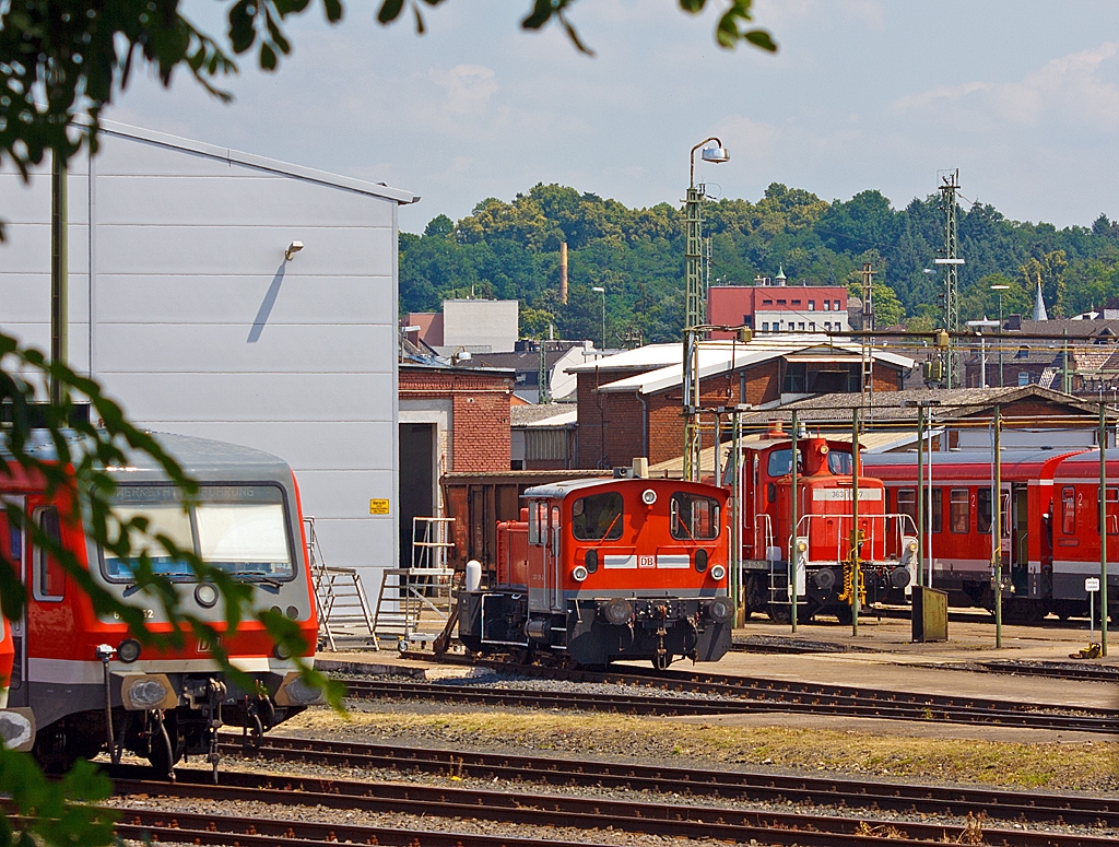 Ein Blick �ber den Zaun am Bahnhof Limburg/Lahn am 09.07.2013.

In der Bildmitte gut zu sehen die  K�f III – 333 135-2 der DB. 
Die K�f III wurde 1974 bei Jung, Jungenthal bei Kirchen an der Sieg unter der Fabriknummer 14189 gebaut und an die DB - Deutsche Bundesbahn geliefert. Eigentlich wurde sie 2004 z-gestellt und 2005 ausgemustert und wurde bei der DB Regio, Betriebshof Frankfurt (Main)-Griesheim als Ger�t im internen Verschub verwendet. 
Daher freut es mich das sie nun immer noch Verwendung findet.

Die K�f III (Kleinlok mit �l-(Diesel-)Motor und Fl�ssigkeitsgetriebe, Leistungsgruppe III) der Baureihe 333 haben einen Motor MWM (Motorenwerke Mannheim) RHS 518A mit einer Nennleistung von 177 kW (240 PS) bei 1.600 U/min dessen Leistung �ber ein hydraulische Wendegetriebe L213U von Voith, von diesem �ber Gelenkwellen auf die zus�tzlich vorhandenen Achsgetriebe (nicht wie �ltere Ausf�hrung der BR 331 �ber Rollenketten).

Weitere Technische Daten:
Achsformel : B 
L�nge �ber Puffer: 7.830 mm 
Dienstmasse (2/3 Vorr�te): 22 t 
Dieselkraftstoff: 300 l 
H�chstgeschwindigkeit: 45 km/h 
Anfahrzugkraft: 83,4 kN

Dahinter steht noch eine V 60 der BR 363 (schwere Bauart).