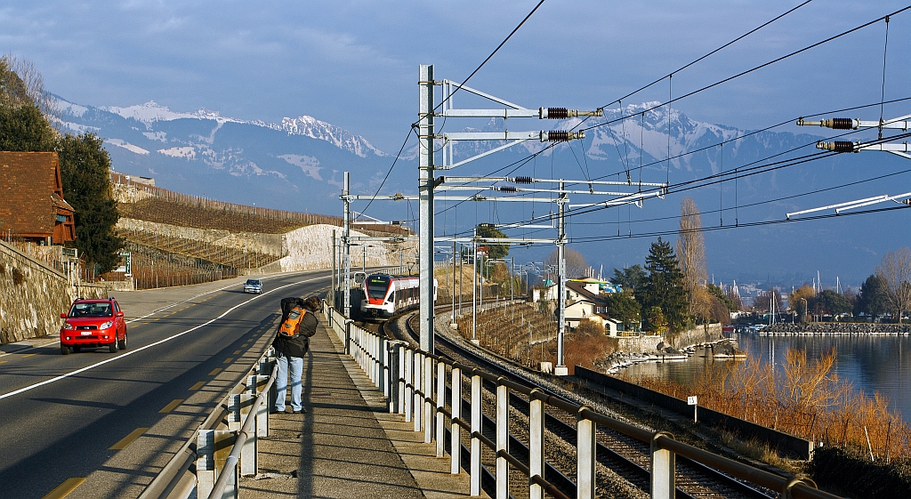 Ein doppelter Nachschu�: Mir ging der Stadler FLIRT  RABe 523 030 der SBB (RER Vaudois) als S3 (Allaman–Lausanne–Vevey –Montreux–Villeneuve) fast durch die Lappen, der andere Fotograf bekommt ihn besser, da der Zug nun einen Rechtsbogen f�hrt. Hier am 25.02.2012  bei St. Saphorin.
