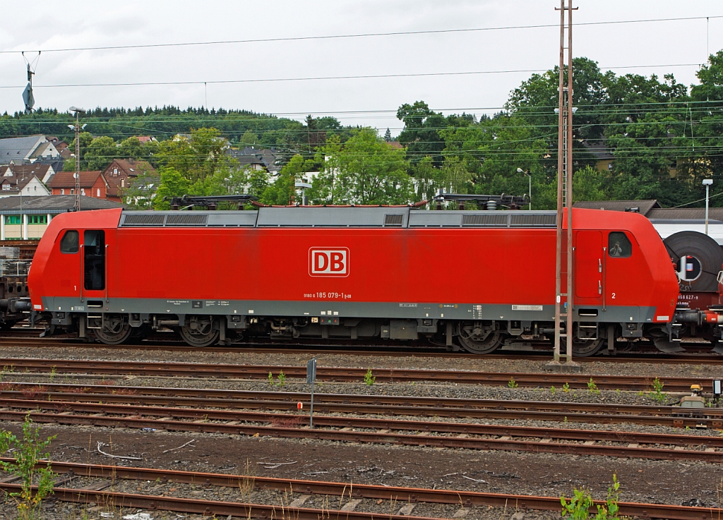 Ein doppeltes Portrait - Die 185 079-1 der DB Schenker abgestellt am 16.07.2012 in Kreuztal. Und was f�llt Euch hier noch auf? :-)