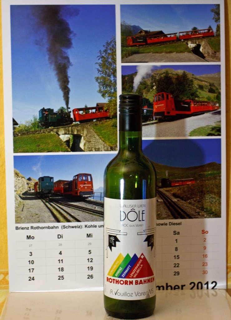 Ein Erinnerungst�ck an einen wundersch�nen Tag mit tollen Freunden am 01.10.2011 auf dem Brienzer Rothorn. Eine Flasche D�le der Rothorn Bahnen, leider hat der Inhalt nicht bis nauch Hause gelangt. Im Hintergund mein Eisenbahnkalender eine Schweizer-Deutsche-Gemeinschaftprojekt, hier Kalenderblatt mit der BRB. (Aufnahme 30.01.2012)