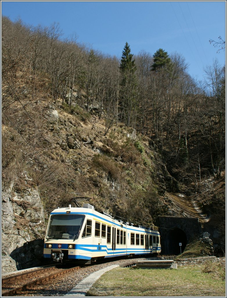 Ein FART Regionalzug von Locarno nach Camedo zwischen Intragna und Palagnedra am 24. M�rz 2011