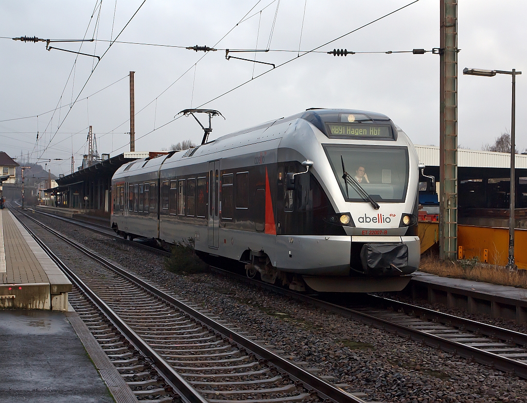 Ein Flirt auf Abwegen, denn Hagen ist in der anderen Richtung. ET 22007 (2-teiliger Stadler Flirt) der Abellio Rail NRW f�hrt am 14.01.2012 vom Bahnhof Kreuztal wieder zur�ck, er muss das Gleis wechsel (Es ist wohl eine Weiche defekt). Er f�hrt die KBS 440 Siegen-Hagen als RB 91 (Ruhr-Sieg-Bahn). 