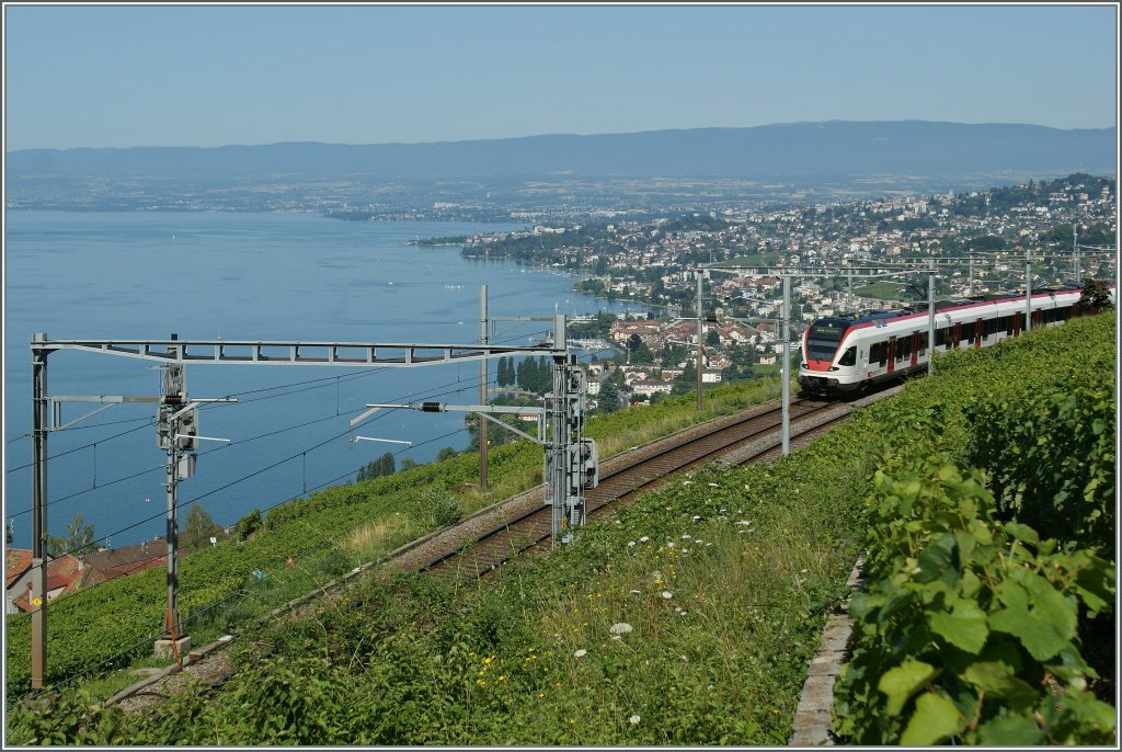 Ein Flirt verl�sst Grandvaux Richtung Lausanne. 
18.07.2012