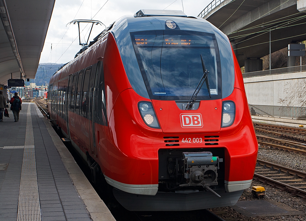 Ein ganz kurzer Hamster...

Der 442 003 / 503 ein zweiteiliger Bombardier Talent 2 als RB 81 - (Koblenz – Cochem (Mosel) – Bullay – Wittlich – Trier) steht am 13.04.2013 im Hbf Koblenz zur Abfahrt nach Trier bereit. Heute wird die linke  Moselstrecke als „Moseltalbahn“  vermarktet, man sollte sie aber nicht mit der eigentlichen Moseltalbahn eine in den 1960er Jahren stillgelegte, rechts der Mosel gelegene Kleinbahnstrecke von Bullay nach Trier verwechseln.
 

Die Zweiteiler Talent 2 (BR 442.0) haben die Achsformel Bo’2’Bo’ und sind 40.100 mm �ber Kupplung lang. 
Sie haben eine Leistung von 2020 kW (verteilt auf 4 Fahrmotoren), die H�chstgeschwindigkeit ist 160 km/h, die max. Beschleunigung ist 1,1 m/s�.