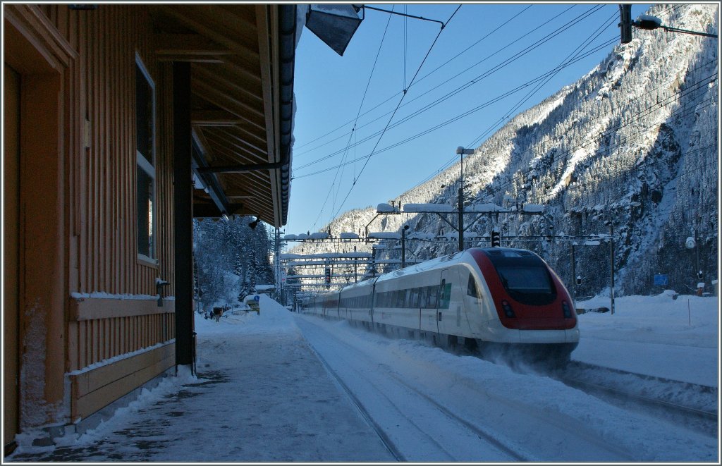 Ein ICN Richtung Norden f�hrt in G�schenen durch.
12.12.12