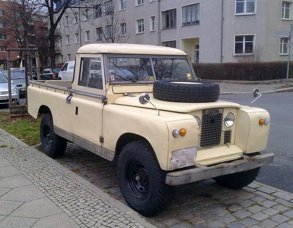 Ein klassischer Land Rover, ich tippe mal auf Mitte 70r bis Anfang 80r ein Series III (lasse mich gerne verbessern), Anfang Dezember 2011 Berlin-Weiensee.