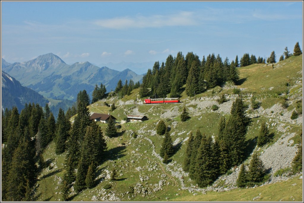 Ein kleiner roter Zug in grandioser Berglandschaft.
(10.09.2012)