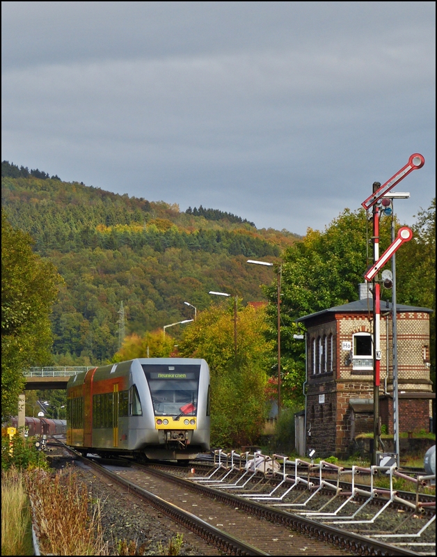 Ein Konkurrenzbild aus Herdorf. Ein Stadler GTW 2/6 der Hellertalbahn verl�sst am 12.10.2012 den Bahnhof von Herdorf in Richtung Dillenburg. Einzig die Absperrungen der Baustelle st�ren die Idylle von Stellwerk, Formsignal und herbstlich gef�rbten Wald. (Jeanny)