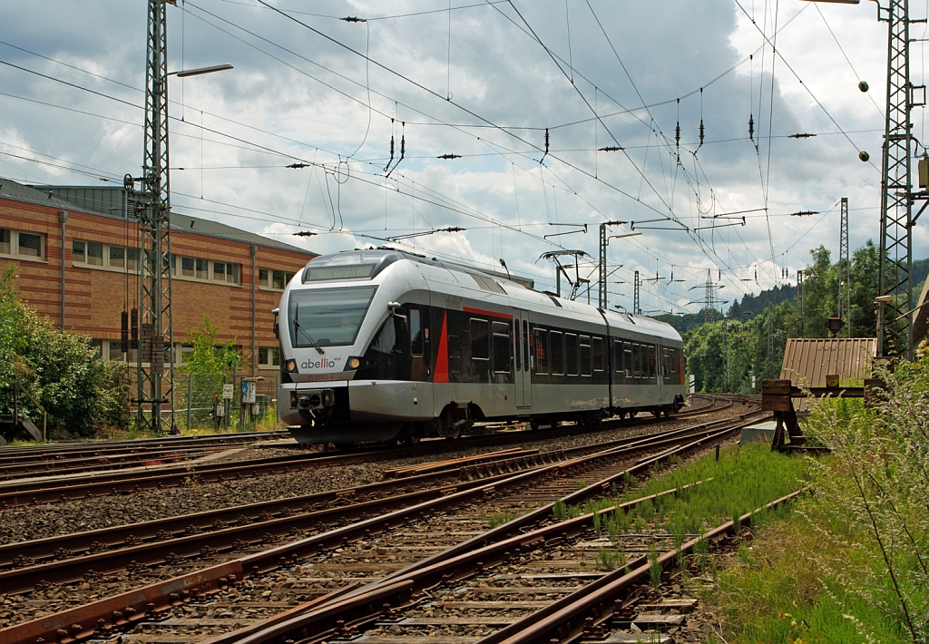 Ein  kuzer Flirt - ET 22002 (2-teiliger Stadler Flirt) der Abellio Rail NRW am 10.07.2012 kurz vor der Einfahrt in den Bahnhof Siegen-Geisweid, die Fahrtrichtung ist Hagen. Er f�hrt die KBS 440 (Ruhr-Sieg-Sttrecke) Siegen-Hagen als RB 91 (Ruhr-Sieg-Bahn). 