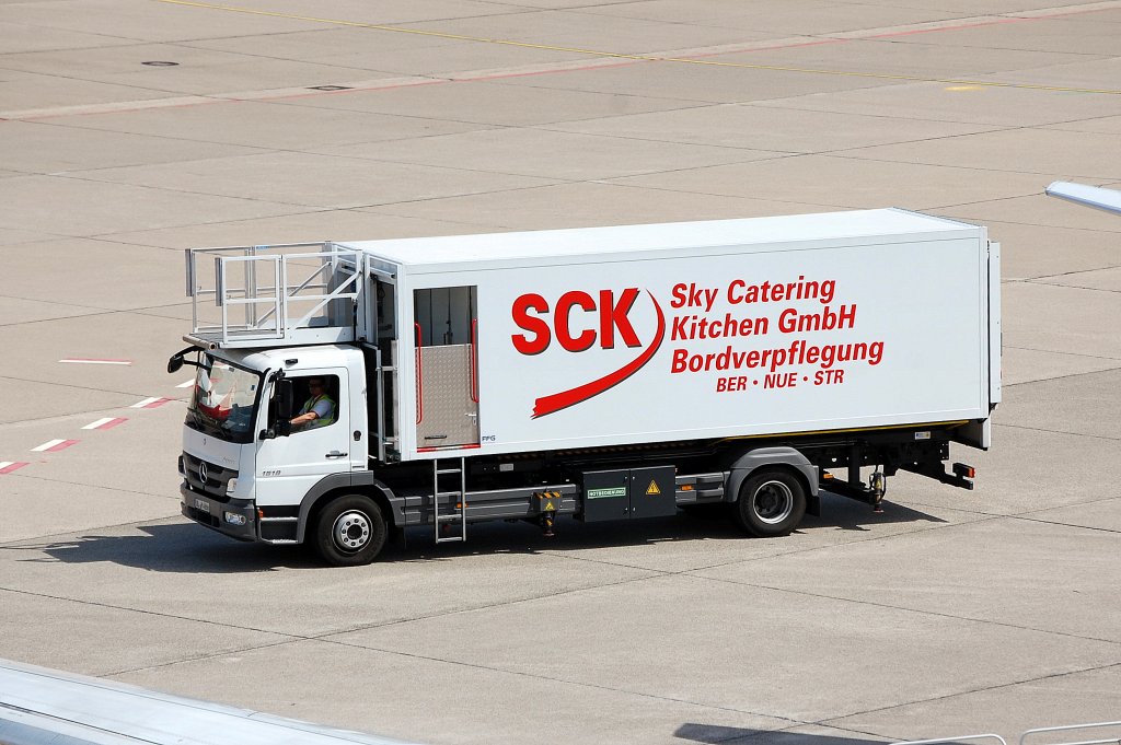 Ein MB ATEGO 1518 Cateringfahrzeug der Fa. SCK - Sky Catering, 23.06.12 Flughafen Berlin Tegel. 