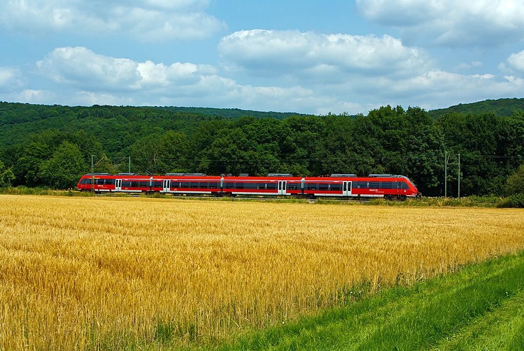 Ein mir unbek. vierteiliger Bombardier Talent 2 (442 2xx / 442 7xx) der DB Regio als SE 40 Mittelhessen-Express (Frankfurt Hbf – Friedberg – Butzbach – Gie�en – Wetzlar – Herborn – Dillenburg) f�hrt in Richtung Dillenburg, hier am 13.07.2013 zwischen Katzenfurt und Sinn.
