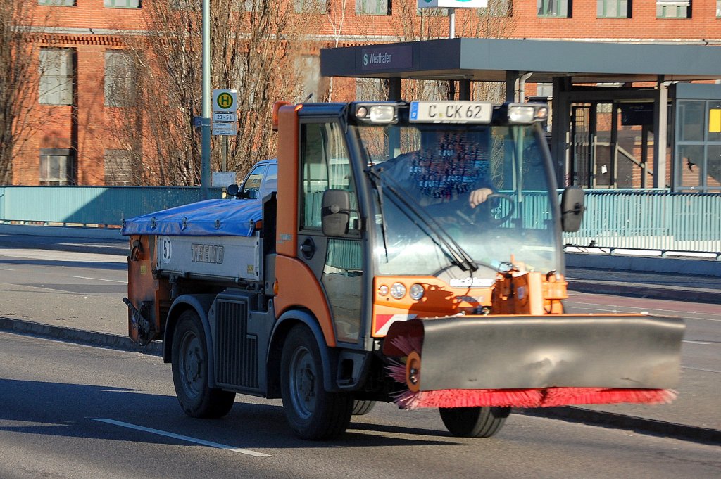 Ein multicar TREMO Kommunalfahrzeug einer Privatfirma im Winterdienst, 28.12.12 Berlin-Putlitzbrcke.