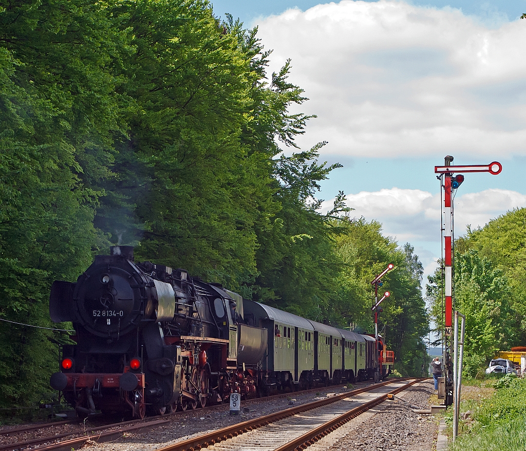 Ein Nachschu� auf ein Sandwich: Die 52 8134-0 der Eisenbahnfreunde Betzdorf mit roten Lichtern schiebt und die WEBA 7 (MaK OnRail DH 1004/8) der Westerwaldbahn zieht den Sonderzug am 13.05.2012 vom Bahnhof Ingelbach in Richtung Neitersen. Der Sonderzug verkehrte im  Zweistundentakt auf der Westerwald-Strecke Ingelbach - Altenkirchen - Neitersen.