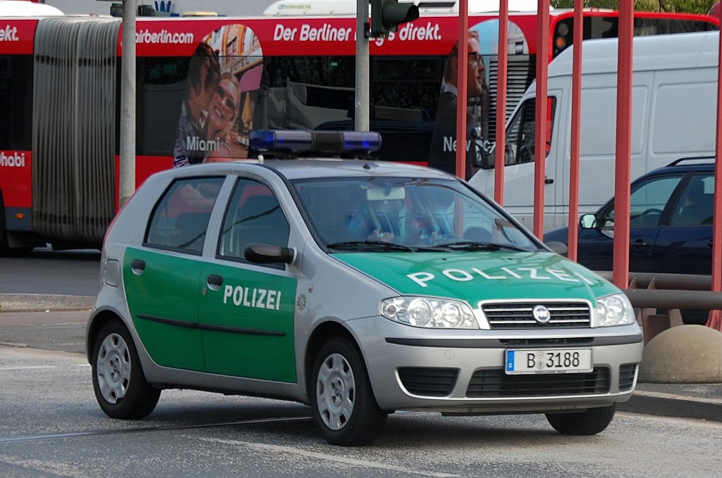 Ein Polizeifahrzeug fr den Zentralen Objektschutz Berlin, es handelt sich um einen Fiat Punto Natural Power, 20.04.12 Berlin Beusselbrcke. 