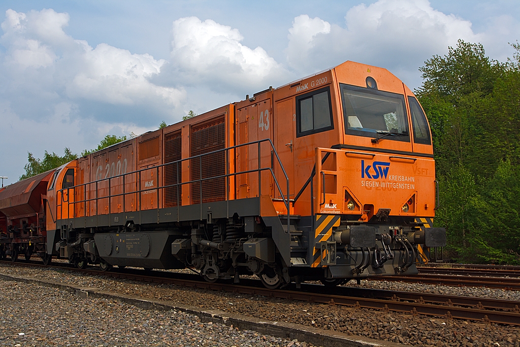 Ein sehr ungewohnter Besuch in Herdorf am 08.05.2013 (Ich habe sie hier noch nie gesehen).....

Nachdem die Lok 43 der KSW (Kreisbahn Siegen-Wittgenstein) einen beladenen Coilg�terzug gebracht hat, nimmt sie nun einen G�terzug mit  leeren wieder mit, den sie bis nach Kreuztal bef�rdert. Dort besteht Anschluss an Z�ge der DB Schenker Rail Deutschland AG.

Die Lok 43 der KSW ist eine asymmetrische MaK G 2000 BB. Sie wurde 2002 bei Vossloh unter der Fabriknummer 1001327 gebaut und hat einen Caterpillar Motor 3516 B-HD mit 2.240 kW Leitung, die H�chstgeschwindigkeit betr�gt 120 km/h. Sie hat die NVR-Nummer: 92 80 1273 018-2 D-KSW.