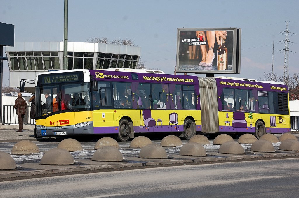 Ein Solaris GN 09 Gelenkbus der Berliner Verkehrbetriebe (BVG Nr.4382) auf der Linie TXL Richtung S+U Berlin Alexanderplatz an der Haltestelle S-Bhf. Beusselstr am 26.03.13 