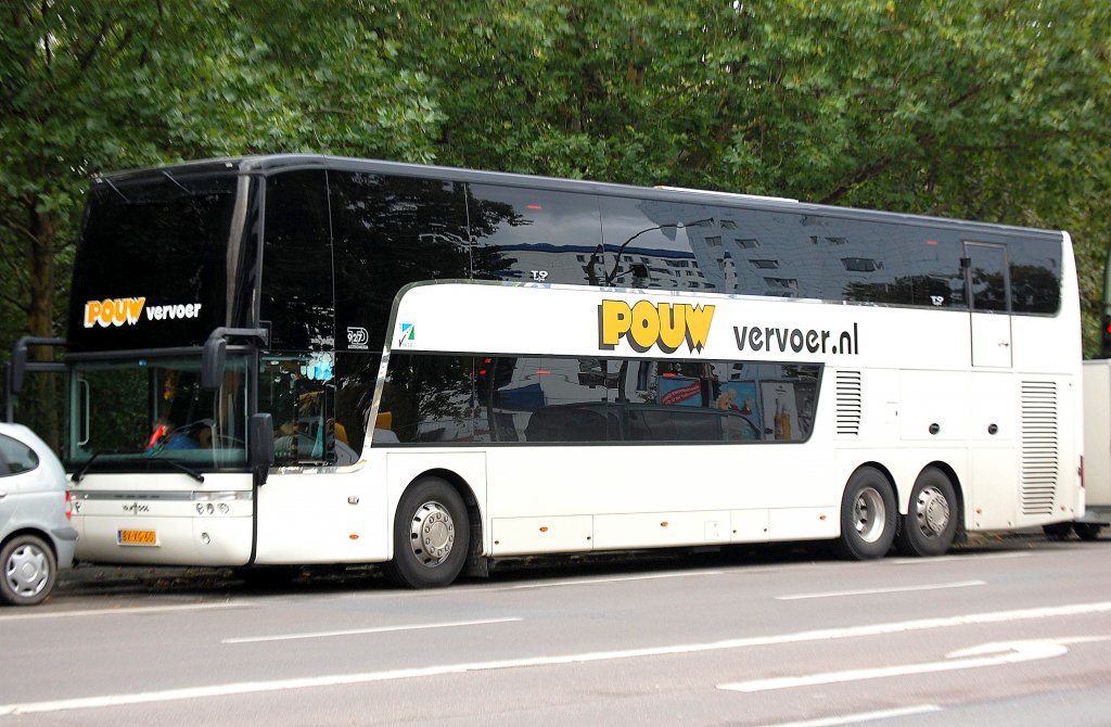 Ein VAN HOOL 927 TD ASTROMEGA Doppelstock-Reisebus vom niederlndischen Unternehmen POUW vervoer.nl, 08.09.11 Berlin Prenzl.Berg.