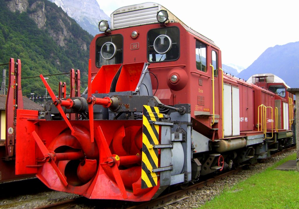 Ein Vorwinterbild. Schneeschleuder X rot m 98 der SBB im Depot Erstfeld.
Baujahr: 1968, Dienstgewicht: 56 t, Nennleistung des Dieselmotors: 800 PS, maximal r�umbare Schneeh�he: 3,5 m. (29.07.2007)
