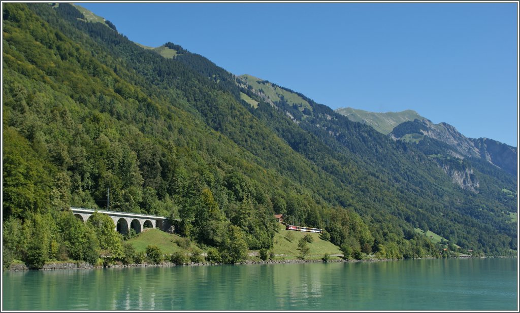 Ein  zb  De 110 mit einem Golden-Pass IR von Luzern nach Interlaken am Briezersee zwischen Eblingen und Oberried. Im Hintergrund das Brienzer Rothorn.
27. Aug. 2012