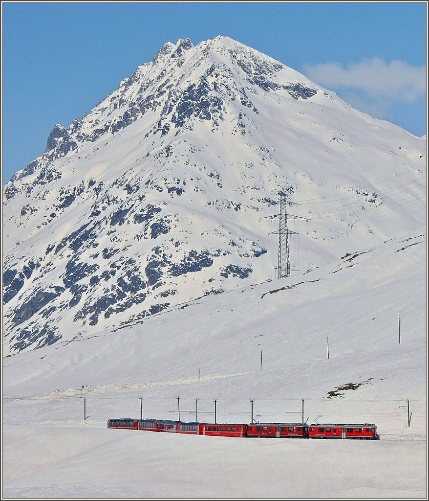 Ein Zug der Berninabahn auf der Bergfahrt in Richtung Ospizio Bernina vor der Kulisse des Piz Alv.
(20.03.2009)