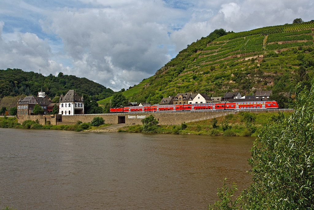Eine 143er schiebt den RE 1 Mosel-Saar-Express (Saarbr�cken - Trier - Koblenz) entlang der Mosel abw�rts in Richtung Koblenz, hier am 18.07.2012 bei Kobern-Gondorf.