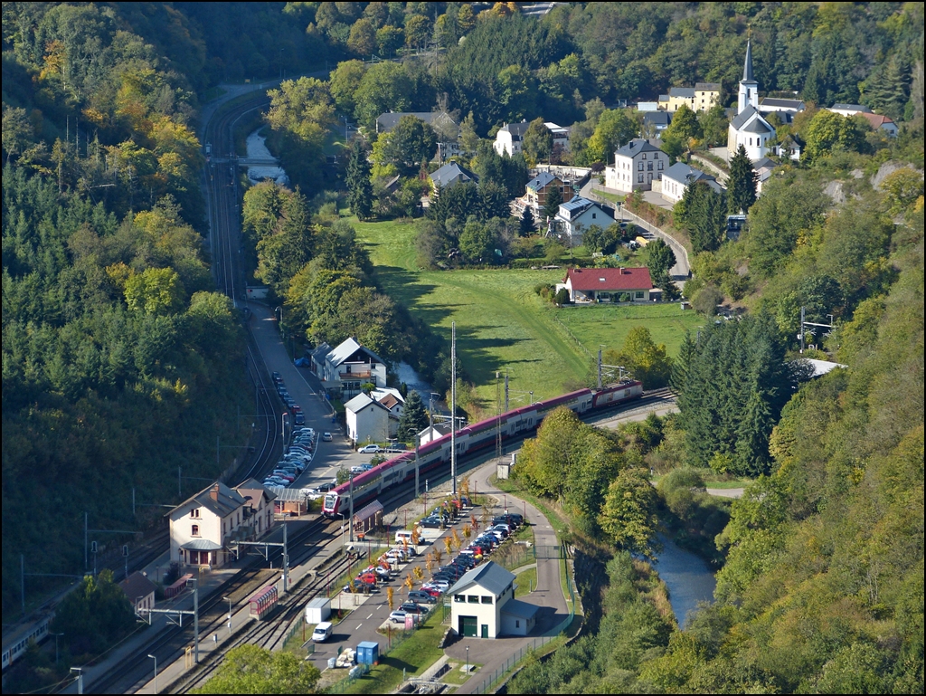 Eine �hnliche Szene vom Aussichtspunkt Hockslay aus gesehen: Der IR 3714 Luxembourg - Troisvierges verl�sst am 01.10.2012 den Bahnhof von Kautenbach. (Jeanny)