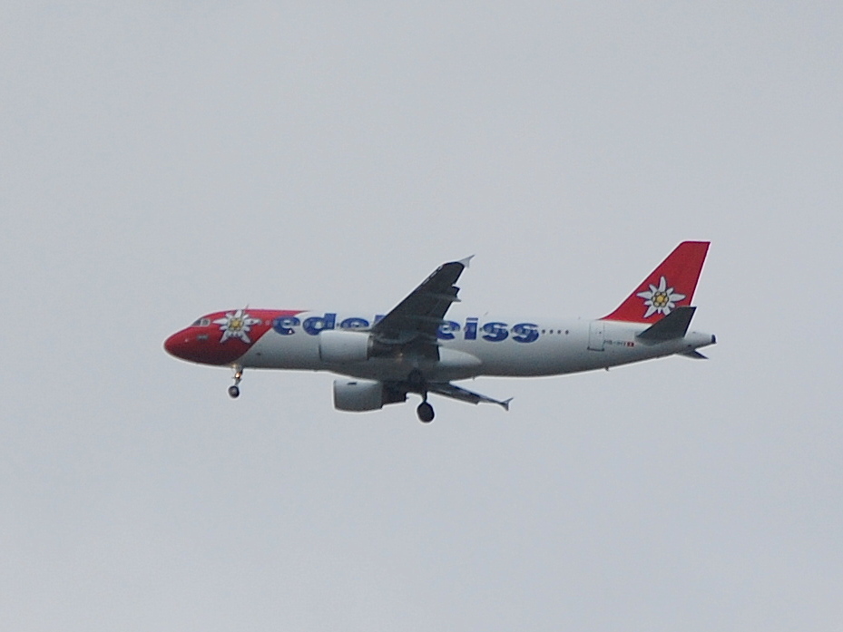 Eine Airbus A320-214 der schweizer Flugesellschaft Edelweiss Air setzt am 25.06.12 ber Berlin-Pankow zum Landeanflug Flughafen Berlin-Tegel an.