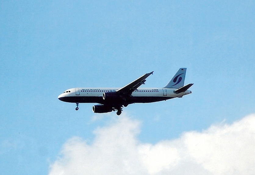 Eine Airbus A320-232 (D-ANNB) der deutschen Charterfluggesellschaft Blue Wings beim Landeanflug zum Flughafen Berlin Tegel ber Berlin Pankow am 09.06.2008. Diese Gesellschaft meldete im Januar 2010 Insolvenz an.  
