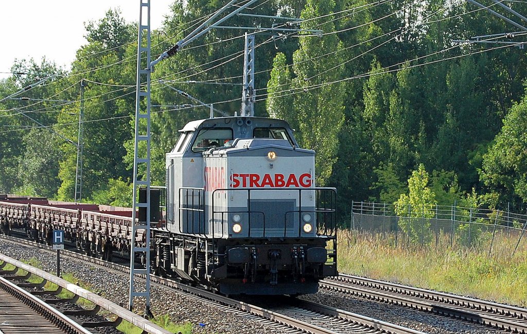 Eine von den beiden STRABAG RAIL Loks der BR 203 mit einigen Drehgestell-Flachwagen mit Betonschwellen aus Richtung Oranienburg kommend Richtung Karower Kreuz Berlin, 18.07.13 Mhlenbeck/Mnchmhle bei Berlin.