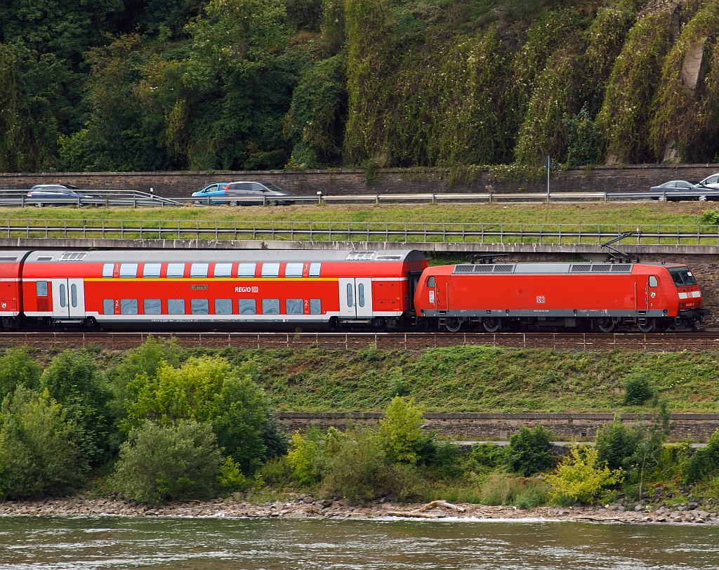 Eine BR 146 mit dem RE 5 - Rhein-Express (Emmerrich-K�ln-Koblenz), f�hrt am 11.08.2011 auf der linken Rheinseite, gegen�ber von Unkel, aufw�rts in Richtung Koblenz Hbf.