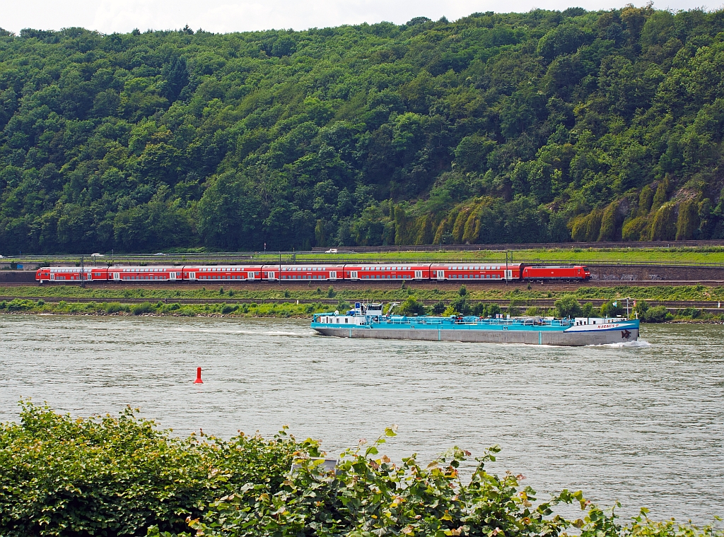 Eine BR 146 mit dem RE 5 - Rhein-Express (Koblenz-K�ln-Emmerrich), f�hrt am 04.07.2012 auf der linken Rheinseite, gegen�ber von Unkel (bei Rheinkilometer 636), abw�rts in Richtung K�ln Hbf.
