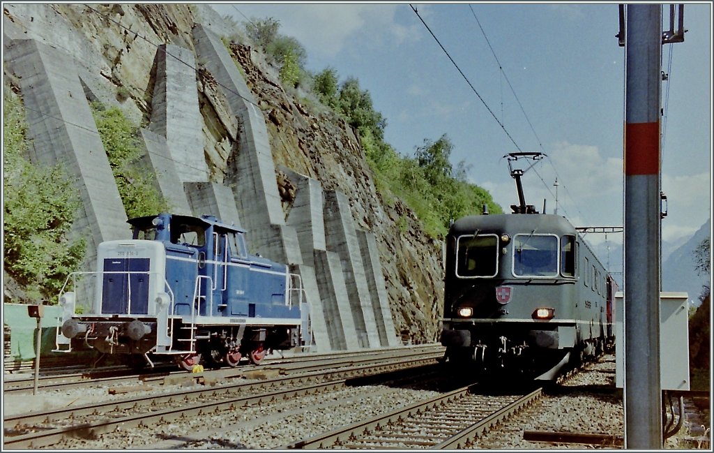 Eine ex DB 260 in Ausserberg, w�hrend auf Gleis drei ein G�terzug Richtung Norden durchf�hrt.
Sept. 1996/Gescanntes Negativ