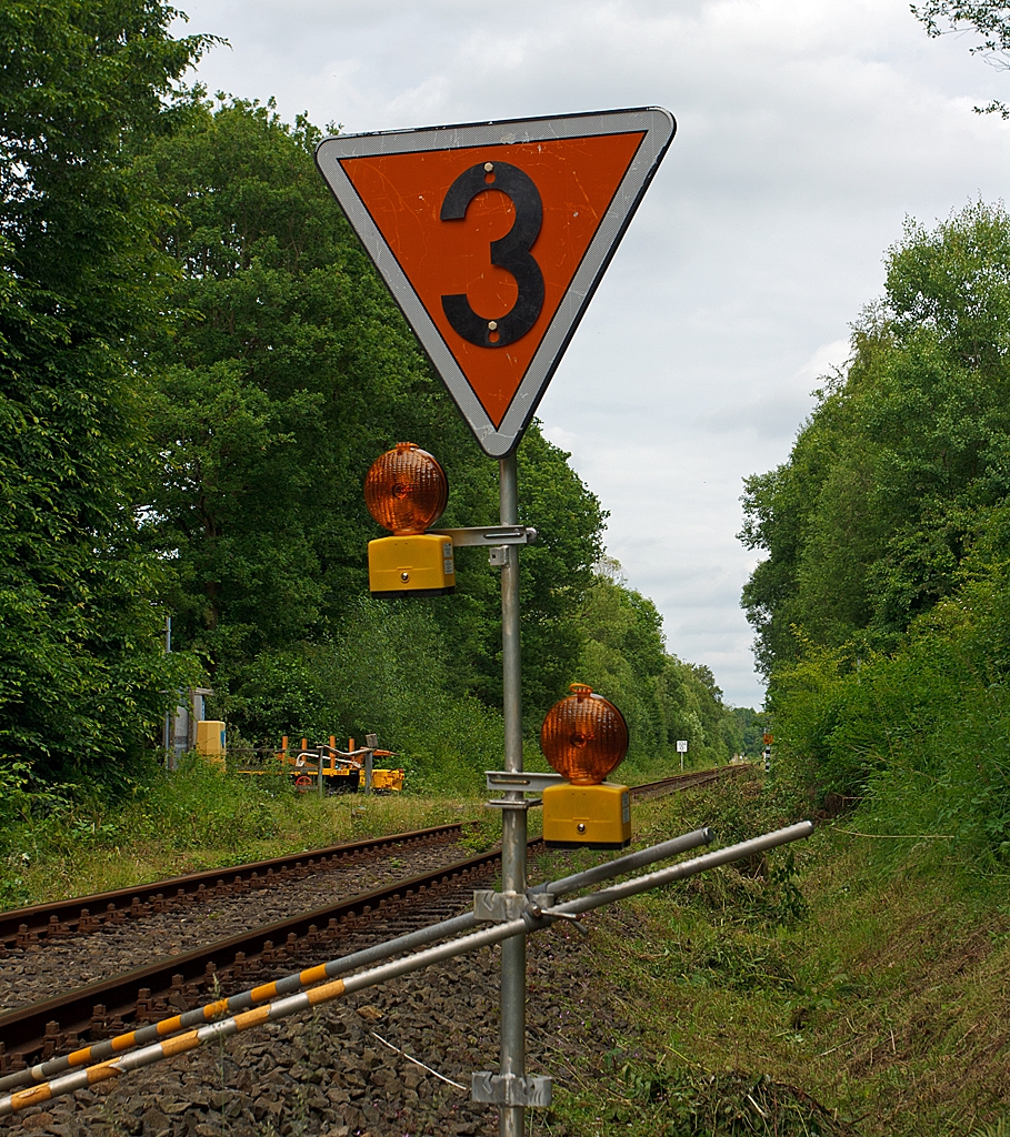 Eine neue Baustelle –  an der KBS 462 (Hellertalbahn),
Streckensperrung zwischen Burbach und Haiger vom 6.7. – einschl. 21.7.2013, das Gleis wird komplett erneuert.

Am 30.06.2013 hier bei Burbach steht schon das Signal Lf 1 – Langsamfahrscheibe. Es folgt eine vor�bergehende Langsamfahrstelle. Die gezeigte Kennziffer bedeutet, dass der 10 fache Wert in km/h nicht �berschritten werden darf (hier 3 x 10 = 30 km/h)

Grund hierf�r ist, die Strecke ist schon zum Baugleis erkl�rt worden, weil f�r die Vorbereitung der eigentlichen Bauma�nahmen die INDUSI schon ausgebaut wurden. 

Ich hoffe von hier einiges zeigen zu k�nnen, da auch Gro�maschinen zum Einsatz kommen sollen.
