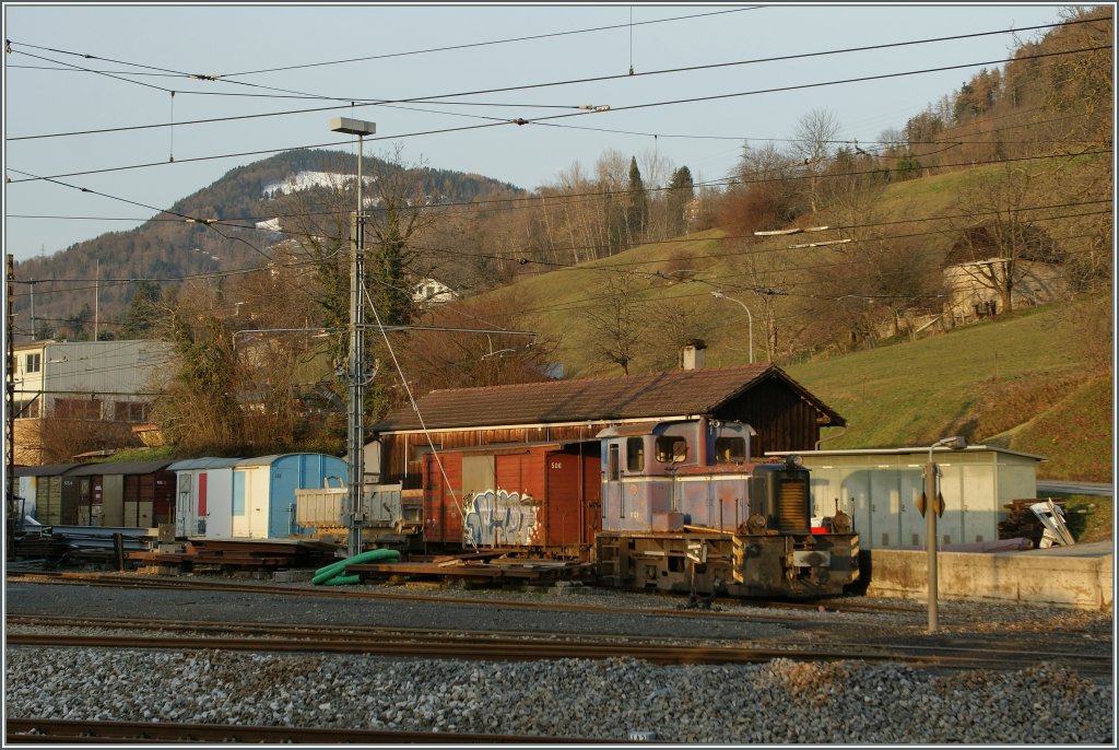 Eine nicht mehr so ganz frischen Kleindiesellok auf dem MOB Werksgel�nde in Chernex. 
23. Dez. 2012