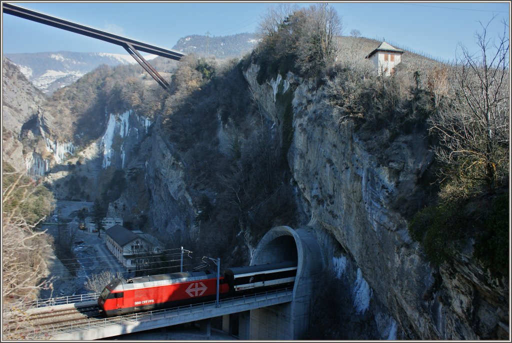Eine Re 460 auf ihrer Fahrt von Brig nach Genf, kurz nach Leuk.
( 14.02.2012) 