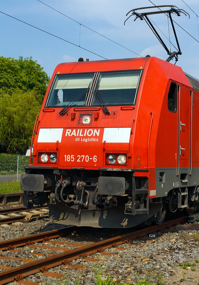 Eine solche Detailaufnahme ist nicht oft m�glich... 
Die 185 270-6 (TRAXX F140 AC2) der DB Schenker Rail am 04.05.2013 in Brachbach (Sieg).
Anhand der Ausklinkung und der Trittleiter neben den Puffern kann man sehr gut erkennen, dass es sich hier um eine TRAXX F140 AC2 bzw. BR 185.2 handelt.
