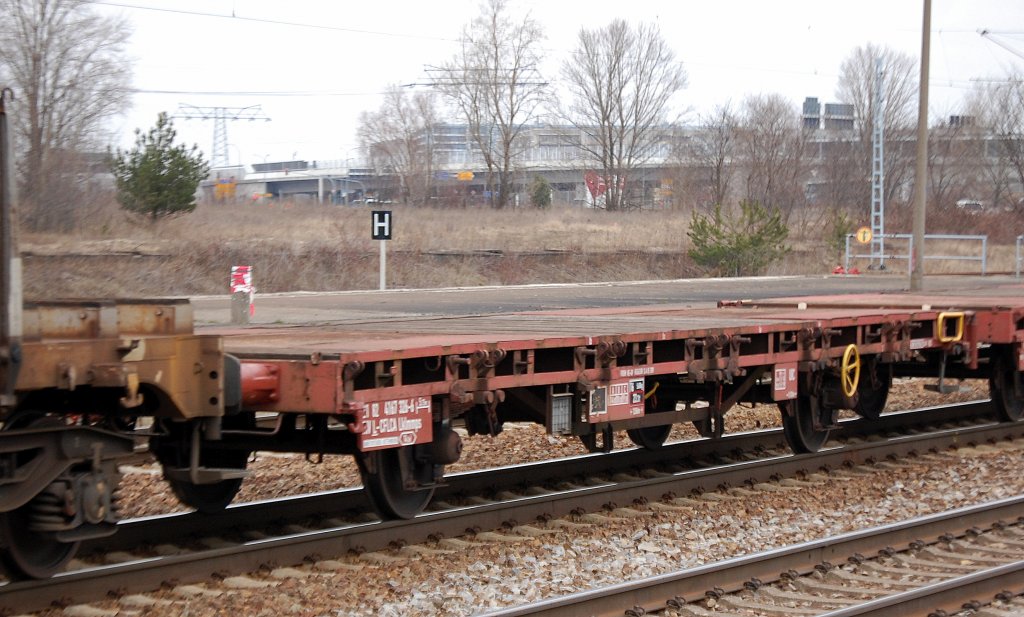Einfacher zweiachsiger Flachwagen fr Containertransporte eingestellt in Luxemburg mit der Nr. 21 RIV 82 L-CFLCA 4167 326-6 Lklmmps, 14.03.12 Bhf. Flughafen Berlin-Schnefeld.
