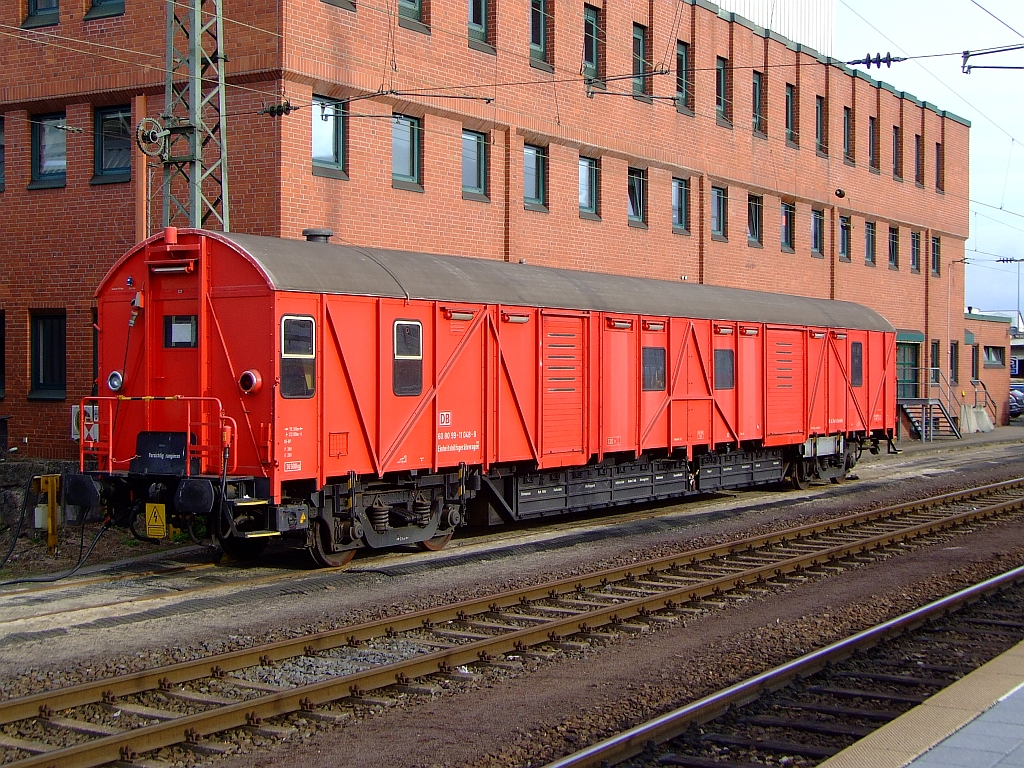 Einheitshilfsger�tewagen abgestellt am Hbf Koblenz, 03.04.2010. Einer von 53 in Deutschland stationierten Wagen der Deutsche Bahn AG. Diese verf�gen �ber Hilfsmittel und Bahnspezifischen Ausr�stungen zur Bew�ltigung von Ungl�cksf�llen mit Z�gen. Insbesondere verf�gen sie �ber Auffangbeh�lter, Dichtungsmaterialien, Bahnspezifische Armaturen und Hebe- und Zugger�te f�r gro�e Lasten. Er ist dann mit einem Leiter und sechs Mitarbeitern besetzt.
Diese unterst�tzen vor Ort mit den im Wagen vorhandenen Ger�tschaften die Hilfskr�fte vor Ort (Feuerwehr, THW)
Im Ungl�cksfall wid der Wagen �ber das Notfallmanagement der DB AG angefordert.