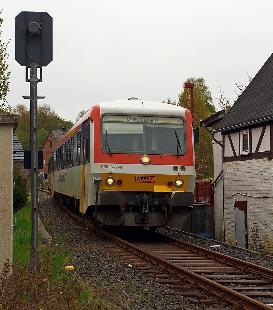 Eng Entlang der H�user geht es von Biersdorf weiter in Richtung Betzdorf/Sieg. 

Der Dieseltriebzug 928 677-4 / 628 677-7 Daadetalbahn der Westerwaldbahn (WEBA) f�hrt am 30.04.2013 vom Haltepunkt Biersdorf weiter.