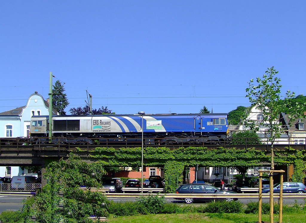 ERS Rail Lok 6614 eine Electro-Motive Diesel (EMD) JT42CWR (auch Bekannter als Class 66) am 24.05.2009 in Linz am Rhein. Die Bezeichnung Class 66 ist auf britischen Baureihennummer 66 zur�ckzuf�hren, da die amerikanisch Loks zuerst f�r den britischen Markt bestimmt waren. Die sechs-achsigen Loks haben eine Leistung von 3245 PS und haben eine H�chstgeschwindigkeit von max. 120 km/h.