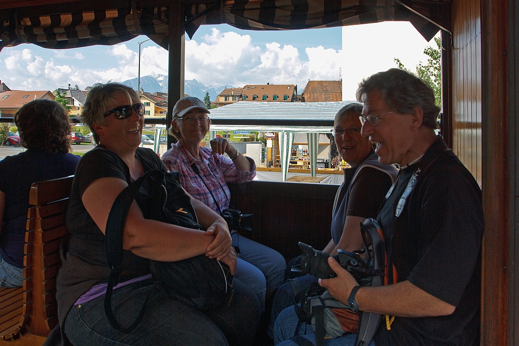 Es war lustig un alle hatten Spa�: Margaretha, Jeanny, Christine und Stefan habe eine Platz in der 3. Klasse gefunden, und ich stand viel lieber auf der Plattform. Der Wagen war ein Sommerwagen vom ex BOB 44 vom Typ C4 aus dem Jahre 1926, mit dem wir von Blonay zum Museum Chaulin fuhren.  Gezogen wurden wir von der  G 3/3 Dampftenderlokomotiven BAM Nr. 6.