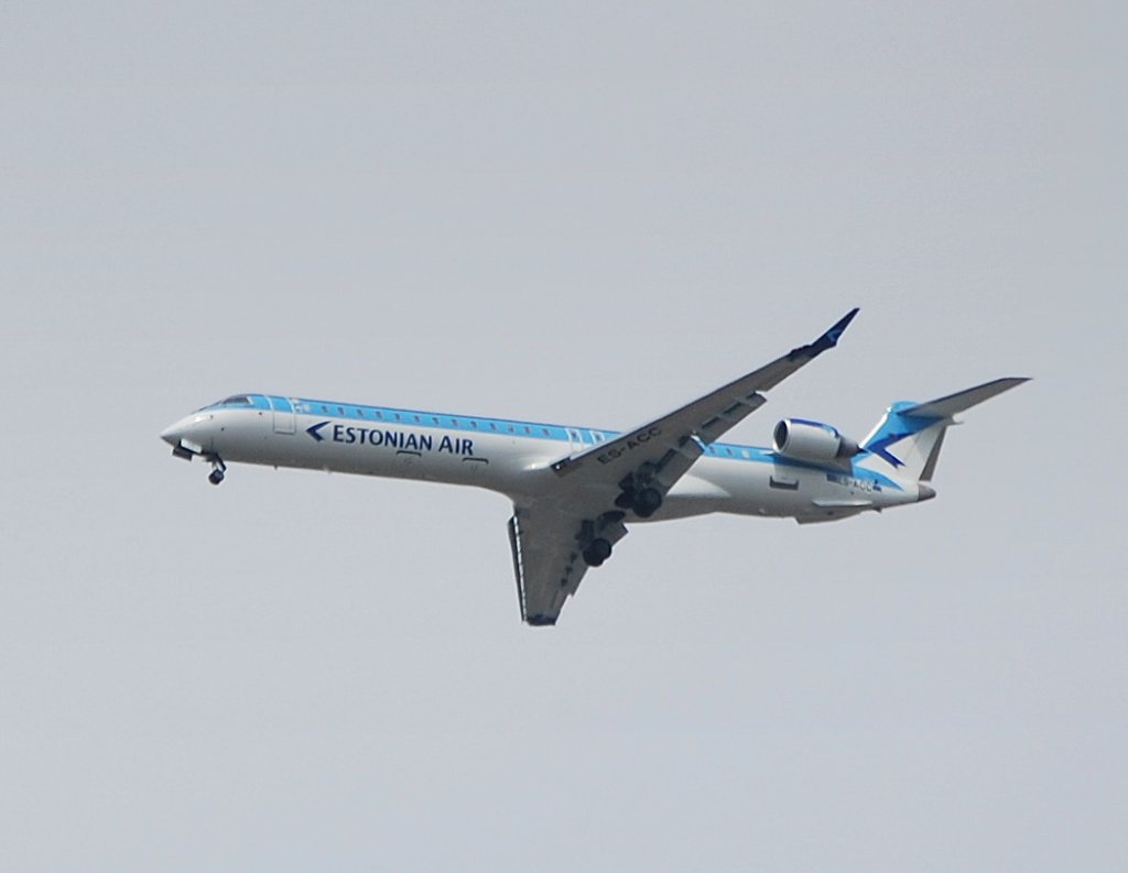 Estonian Air mit einem Canadair Regionaljet CRJ900 (ES-ACC) beim Landeanflug zum Flughafen Berlin-Tegel am 15.06.11 ber Berlin-Pankow.  