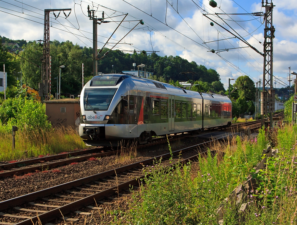 ET 22002 (2-teiliger Stadler Flirt) der Abellio Rail NRW am 09.07.2012, hier kurz vor dem Bf Siegen-Weidenau. Er f�hrt die Strecke Siegen-Hagen-Essen (RE 16 Ruhr-Sieg-Express). Nur bei der Abellio Rail NRW gibt es den 2-teiligen Stadler Flirt.