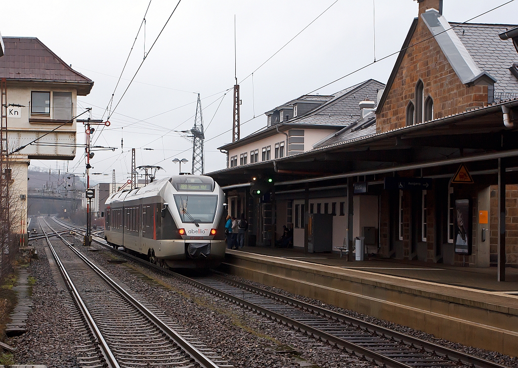 ET 22007 (2-teiliger Stadler Flirt) der Abellio Rail NRW h�lt am 23.12.2011 im Bahnhof Kreuztal ein. Er f�hrt die KBS 440 Siegen-Hagen als RB 91 (Ruhr-Sieg-Bahn).  Die zweitelige Variante des FLIRT (BR 426.1) ist z.Z. nur bei der Abellio im Einsatz (8 St�ck), der 2-teilige FLIRT hat nur eine H�chsgeschwindigkeit von 140 km/h.