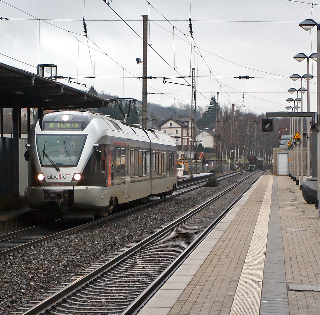 ET 22007 (2-teiliger Stadler Flirt) der Abellio Rail NRW f�hrt am 23.12.2011 in den Bahnhof Kreuztal ein. Er f�hrt die KBS 440 Siegen-Hagen als RB 91 (Ruhr-Sieg-Bahn).  Seit 09. Dezember 2007 hat Abellio das Ruhr-Sieg-Netz zwischen Siegen, Hagen und Essen �bernommen (RE 16 Ruhr-Sieg-Express und RB 91 Ruhr-Sieg-Bahn). 