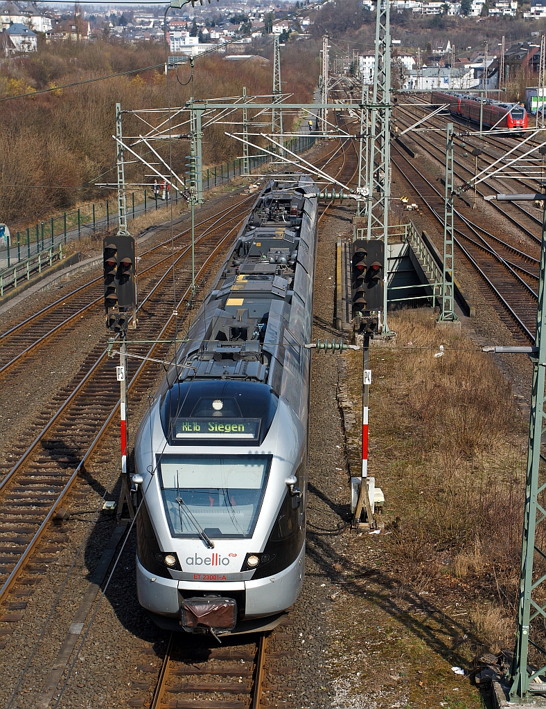 ET 23 001(3-teiliger Stadler Flirt) der Abellio Rail NRW kommt am 24.03.2012 von der Ruhr an die Sieg, hier kurz vor der Entstation Hbf Siegen. Er f�hrt die Strecke Essen-Hagen-Siegen (RE 16 Ruhr-Sieg-Express). 