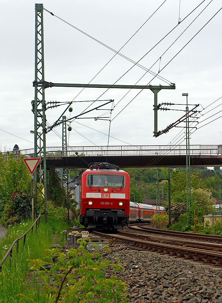 Etwas weiter mit anderem Objektiv und weniger Brennweite....
Die 120 208-4 (ex 120 139-1) zieht den RE 9 - Rhein Sieg Express (RSX) Aachen - K�ln - Siegen am 11.05.2013 nun vom Bahnhofes Betzdorf/Sieg weiter in Richtung Siegen.
Nochmals einen Gru� an den freundlichen Lokf�hrer zur�ck. 