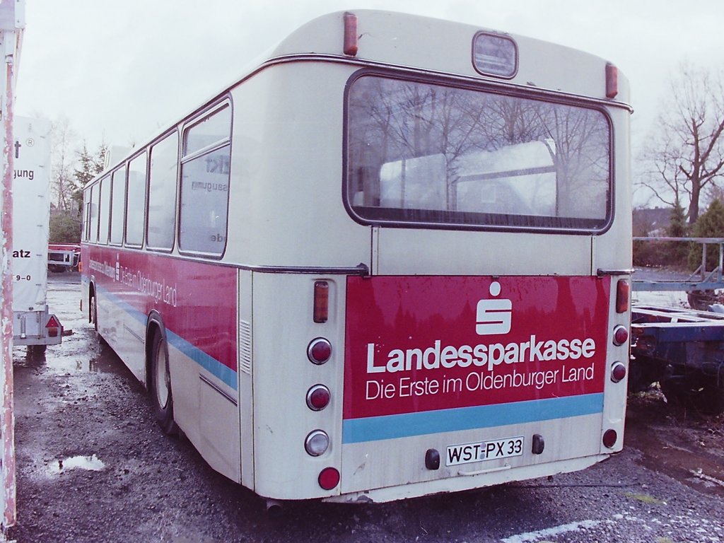 Ex-Wagen 25. Einige Zeit nach seinem Ausscheiden entdeckte ich Wagen 25 am Bahnhof in Rastede. Er war im Schulbusverkehr eingesetzt und trug immer noch die letzte Werbung. Allerdings jetzt mit einer cremewei�en Fahrzeuglackierung.