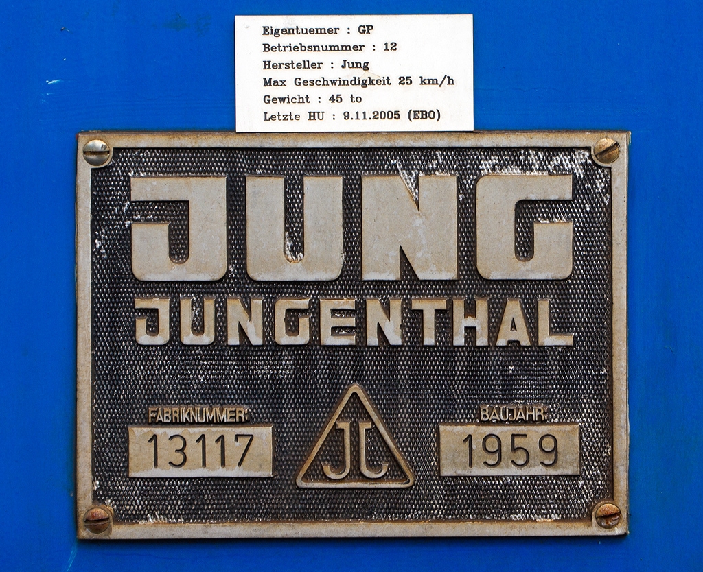Fabrikschild der Jung 13117:
Die Jung R 42 C Werkslok Nr. 12 der Firma Gontermann-Peipers, ex Lok 12 der Kleinbahn Weidenau-Deuz, sp�ter SK 12 Siegener Kreisbahn, am 10.08.2012 in Siegen - Kaan-Marienborn. Aufgenommen von  �ffentlichem Gel�nde.